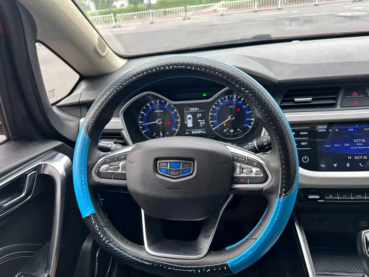 Фото 12 - Geely Vision X3