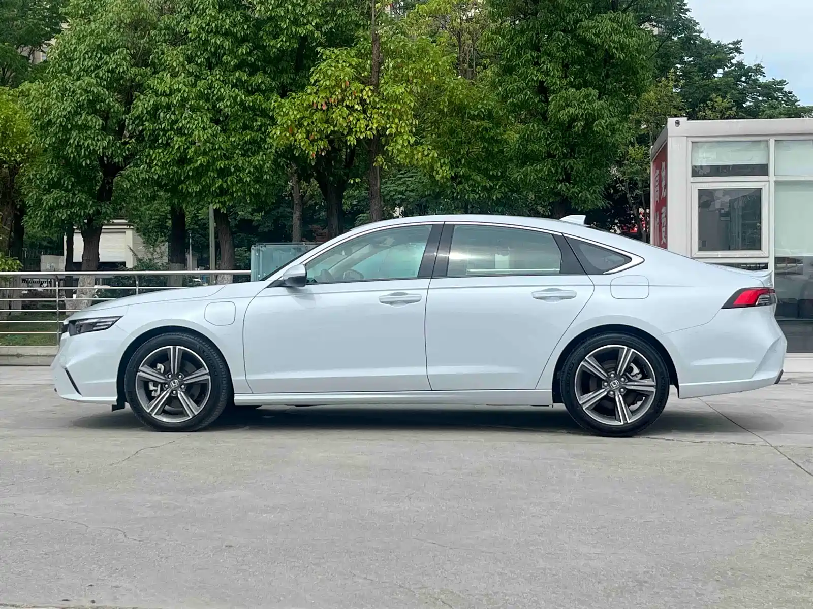 Фото 3 - Honda Inspire Hybrid