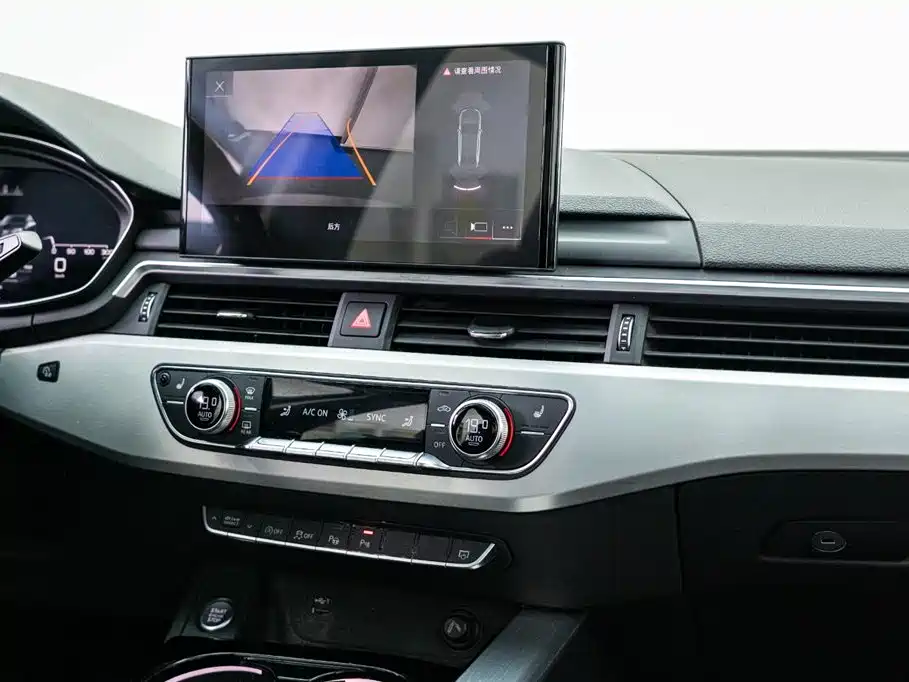 Фото 13 - Audi A4L
