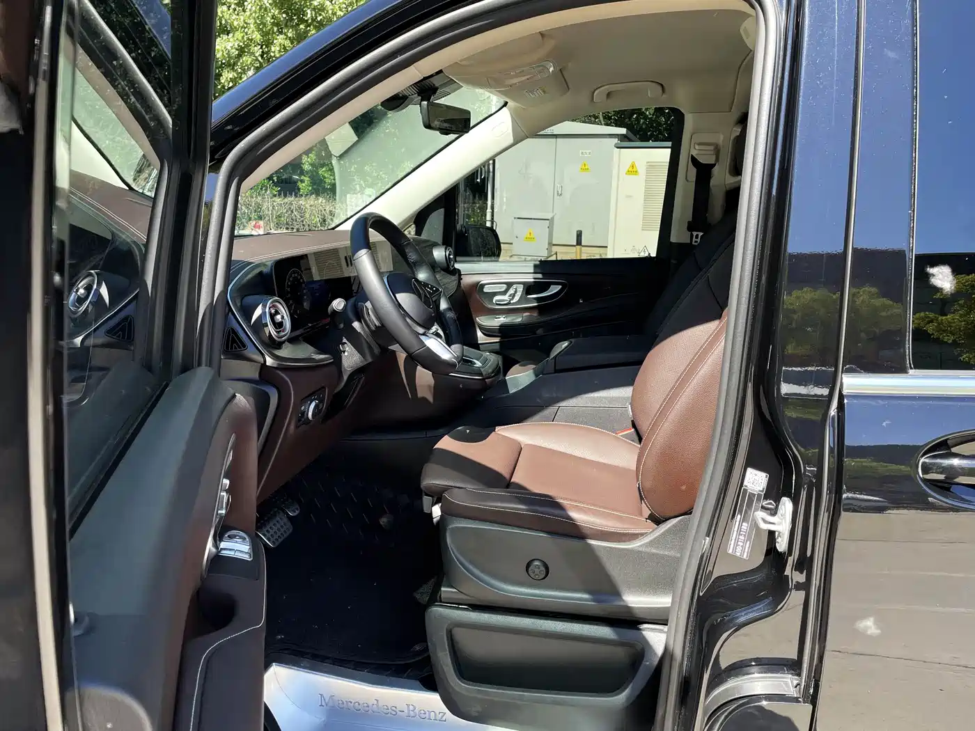 Mercedes-Benz V-Class 2024 V 300 L Long Wheelbase Premium фото 3
