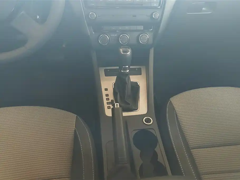 Škoda Octavia 2016 1.6L Automatic Pioneer Edition фото 16