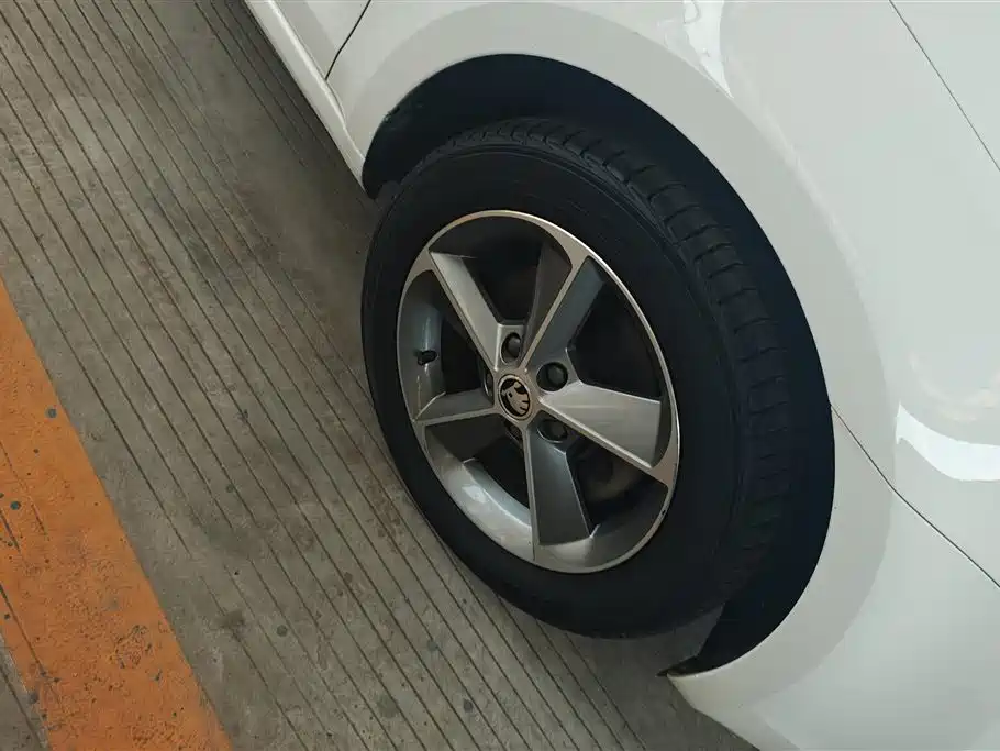 Škoda Octavia 2016 1.6L Automatic Pioneer Edition фото 6