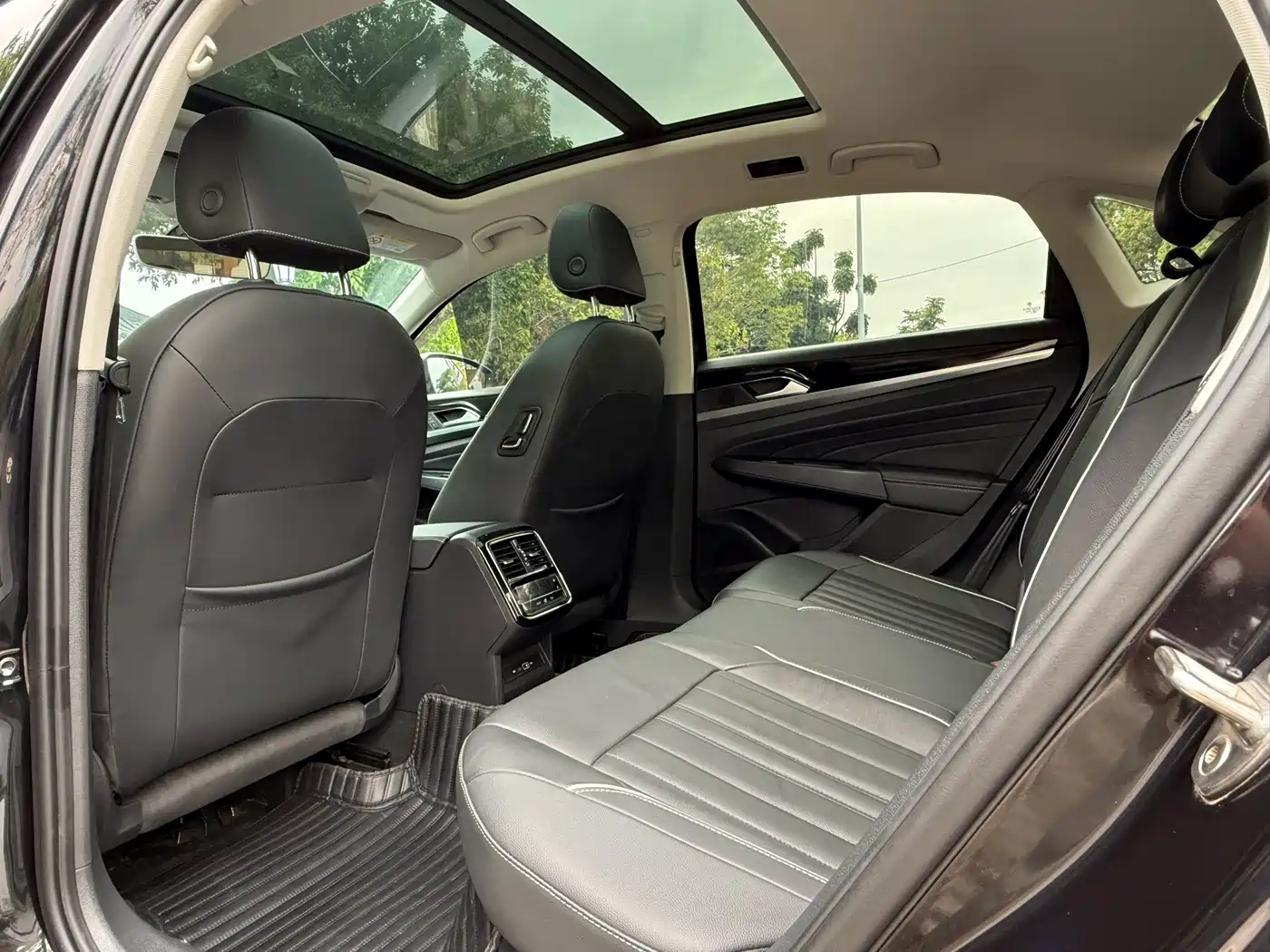Volkswagen Passat 2022 330TSI Elite Edition фото 6