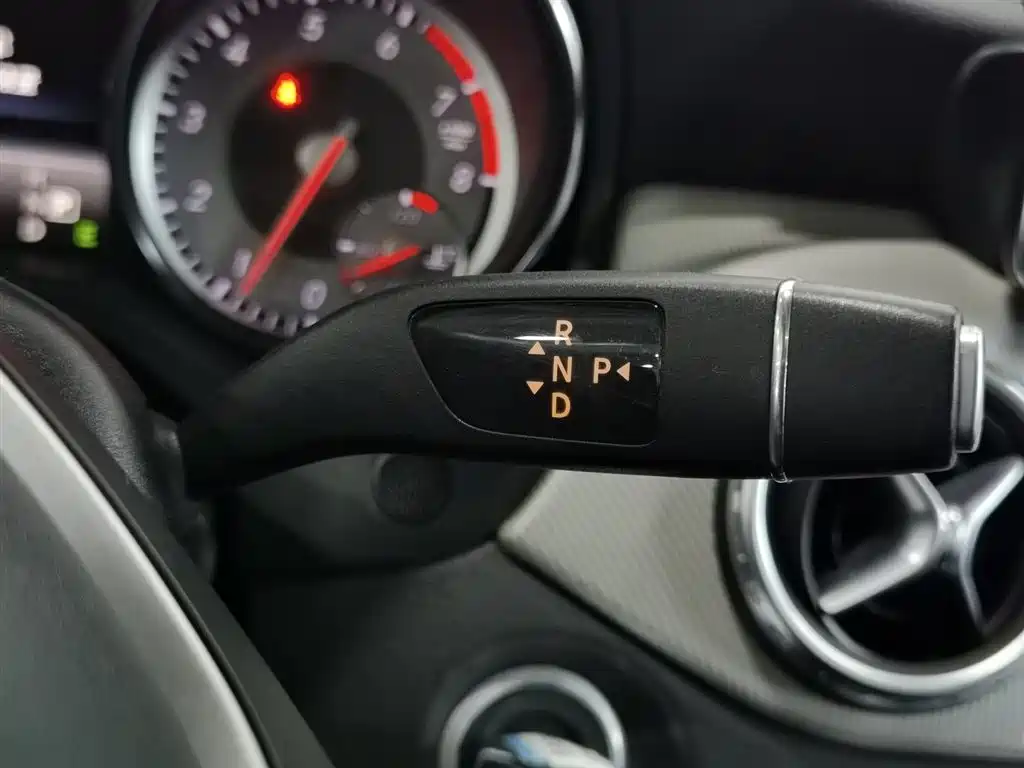 Mercedes-Benz GLA 2015 GLA 220 4MATIC Fashion Edition фото 13