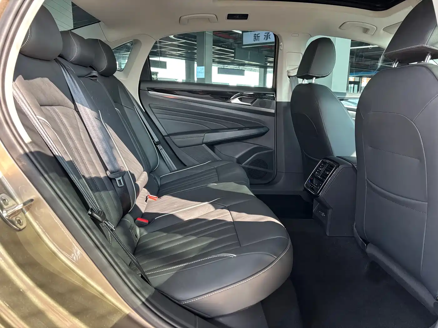Volkswagen Passat 2022 330TSI Elite Edition фото 10