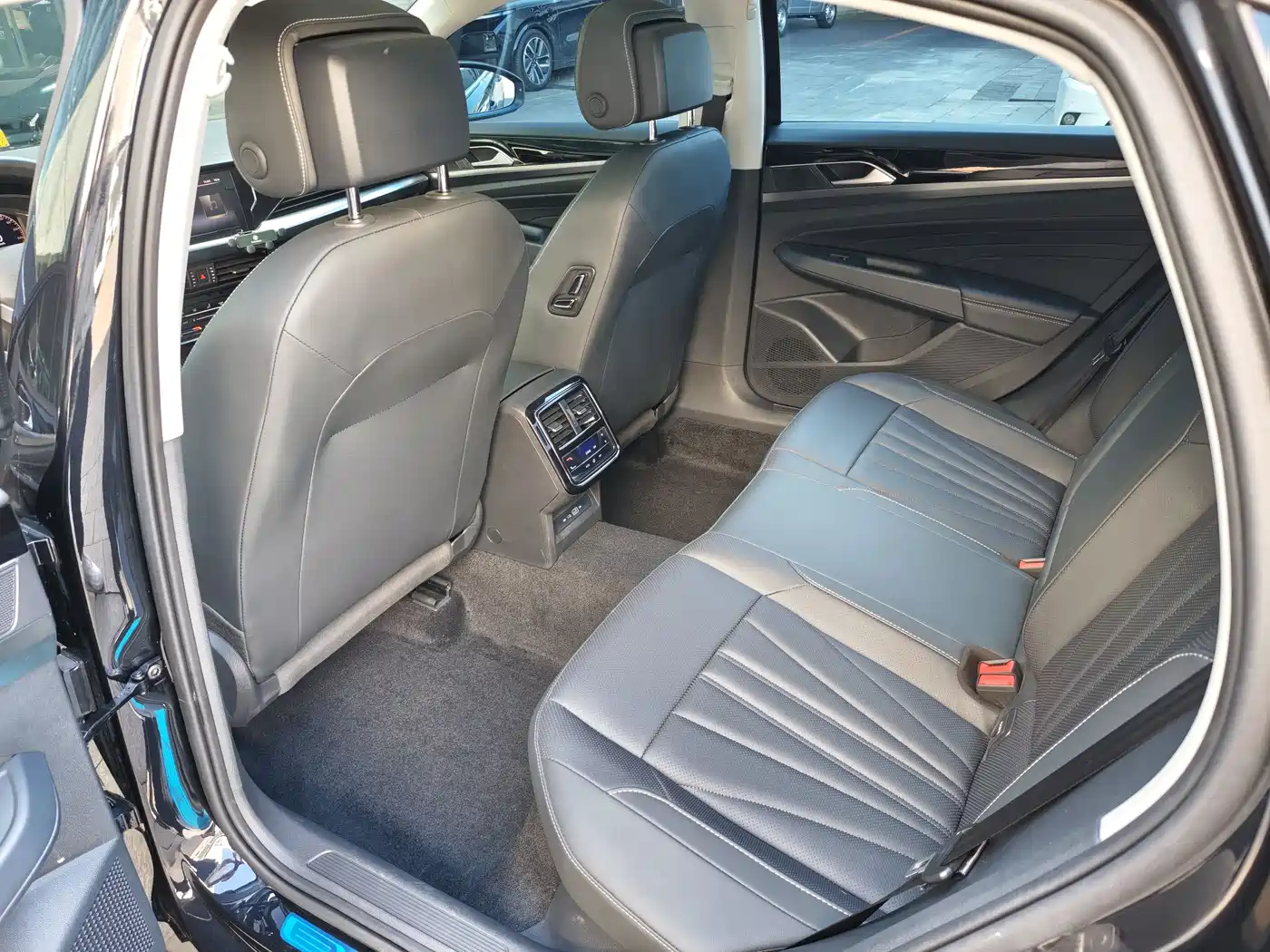 Volkswagen Passat 2025 Outstanding 380TSI Dragon Soaring Edition фото 12