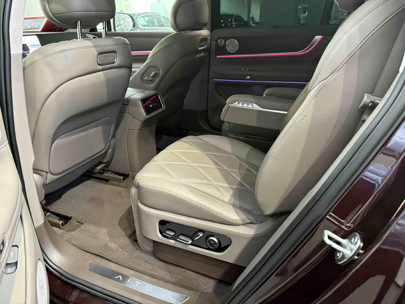 AITO Wenjie AITO M9 2025 Extended Range Max 52kWh 6-Seater фото 7