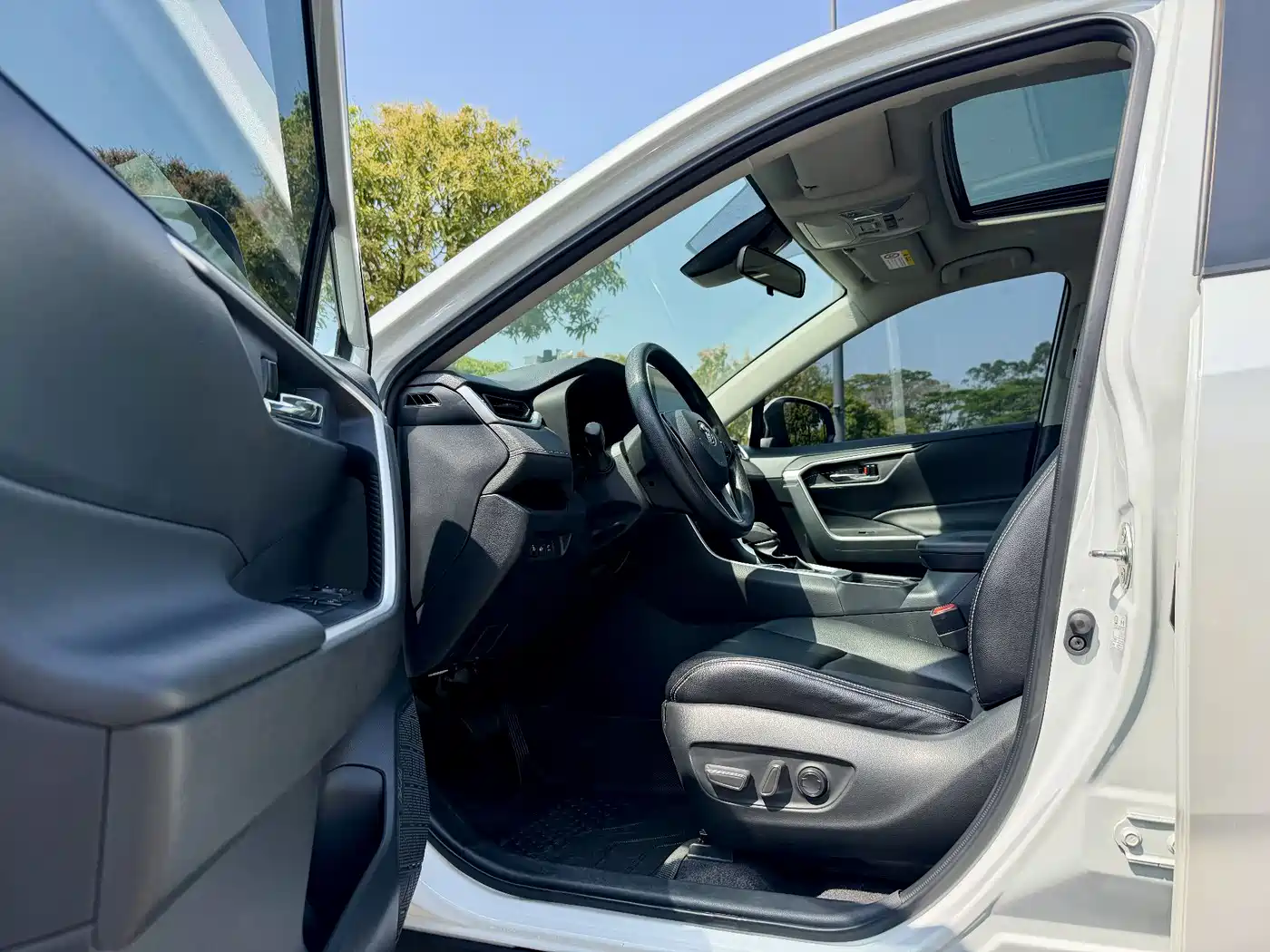Toyota RAV4 Rongfang 2022 2.0L CVT 2WD Trend Edition фото 11
