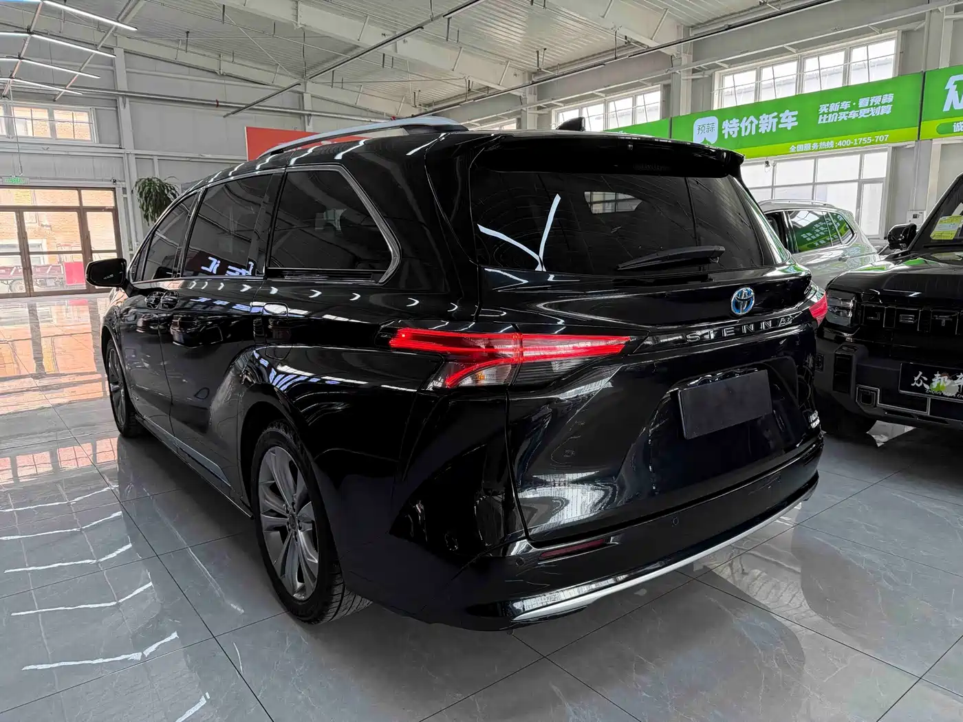Toyota Sienna 2023 2.5L Hybrid Premium Edition фото 6