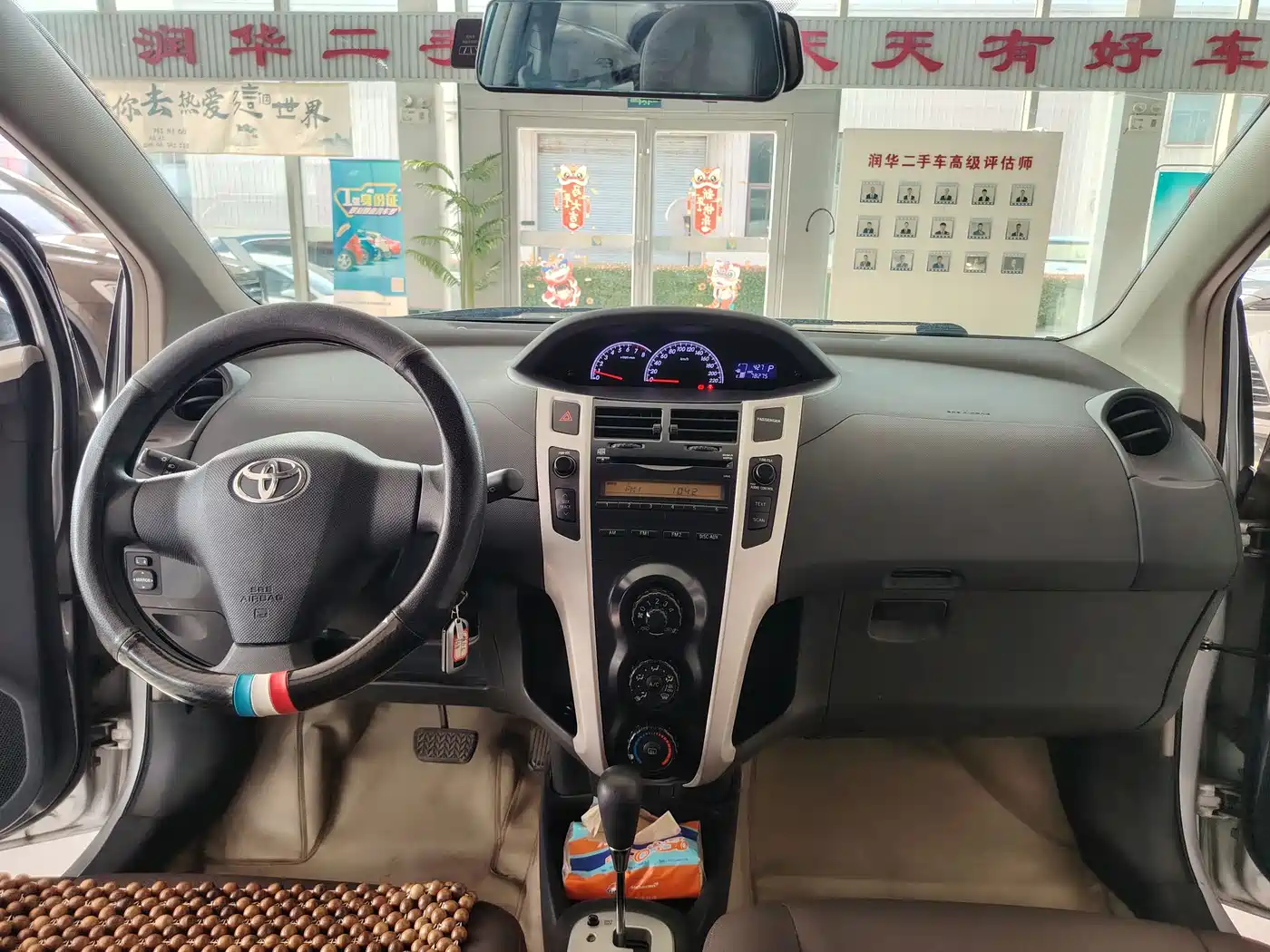 Toyota Yaris 2011 1.6E Auto Charm Edition фото 8