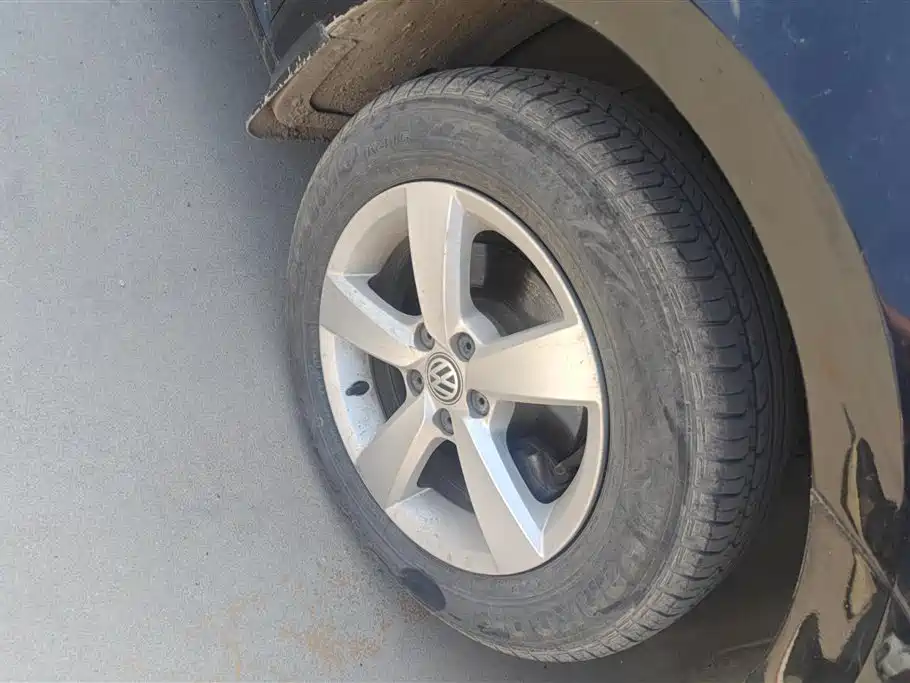 Volkswagen Lavida 2015 1.6L Manual Trend Edition фото 6