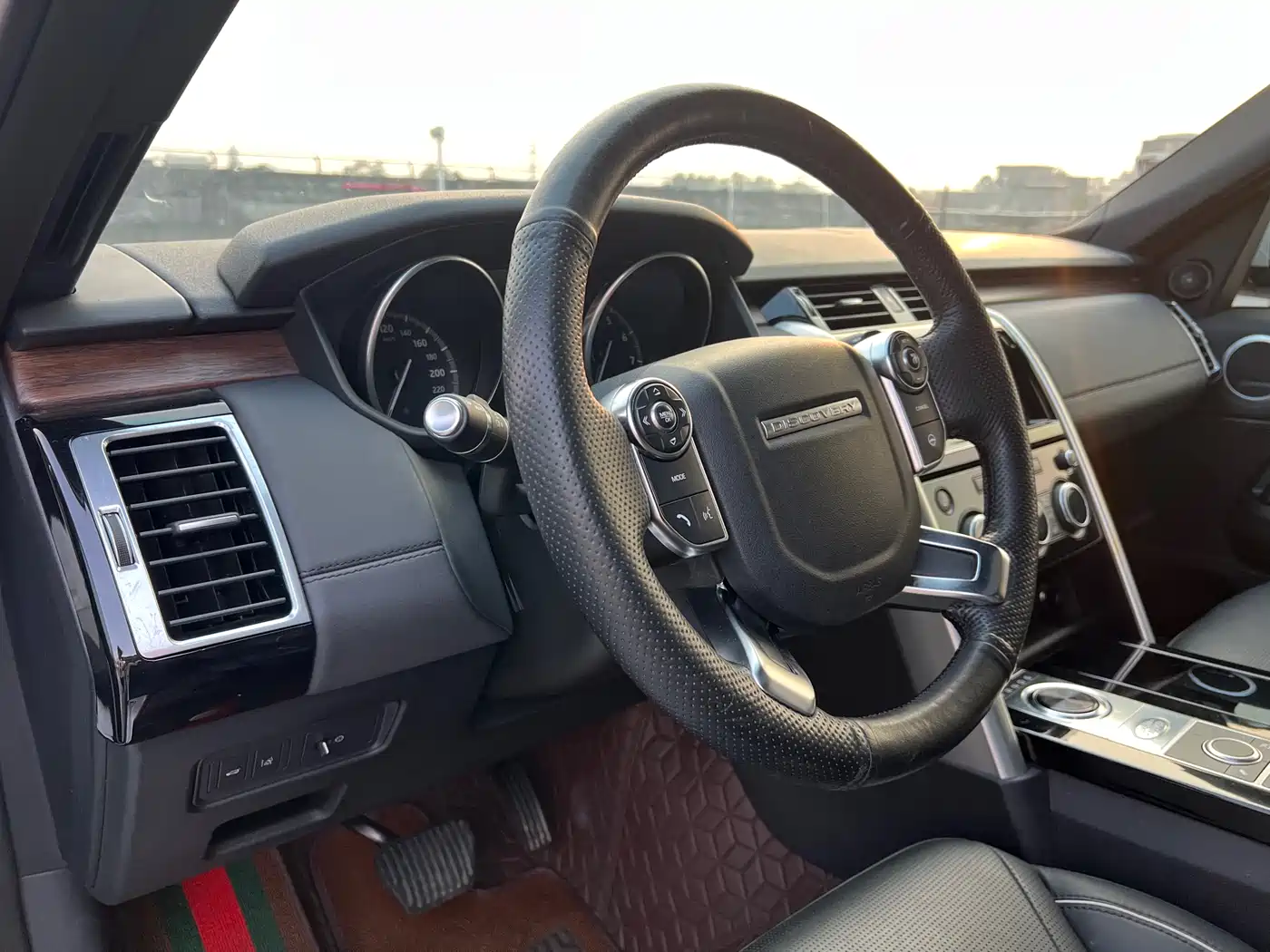 Land Rover Discovery 2017 3.0 SC V6 HSE фото 15