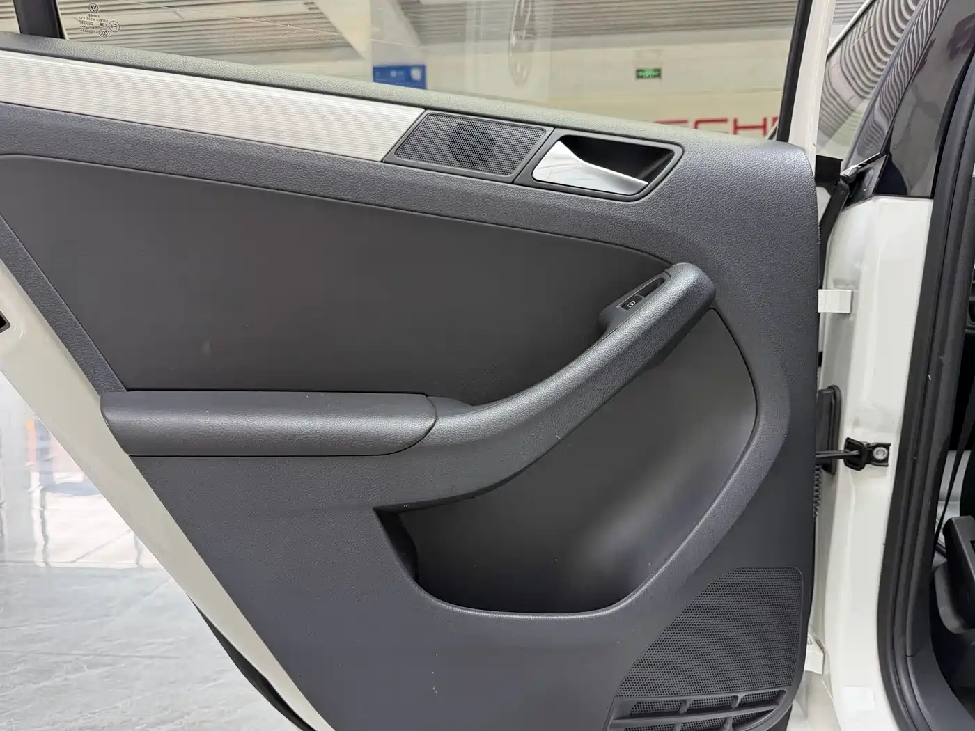 Volkswagen Sagitar 2012 1.6L Automatic Comfort Type фото 16