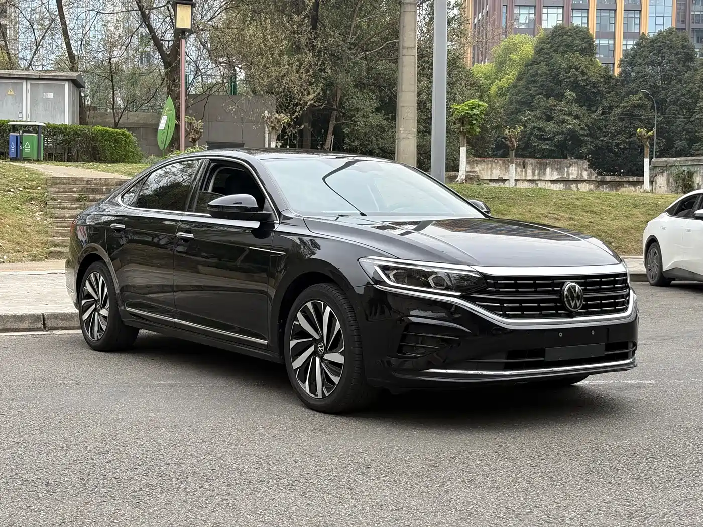 Volkswagen Passat 2024 380TSI Luxury фото 3