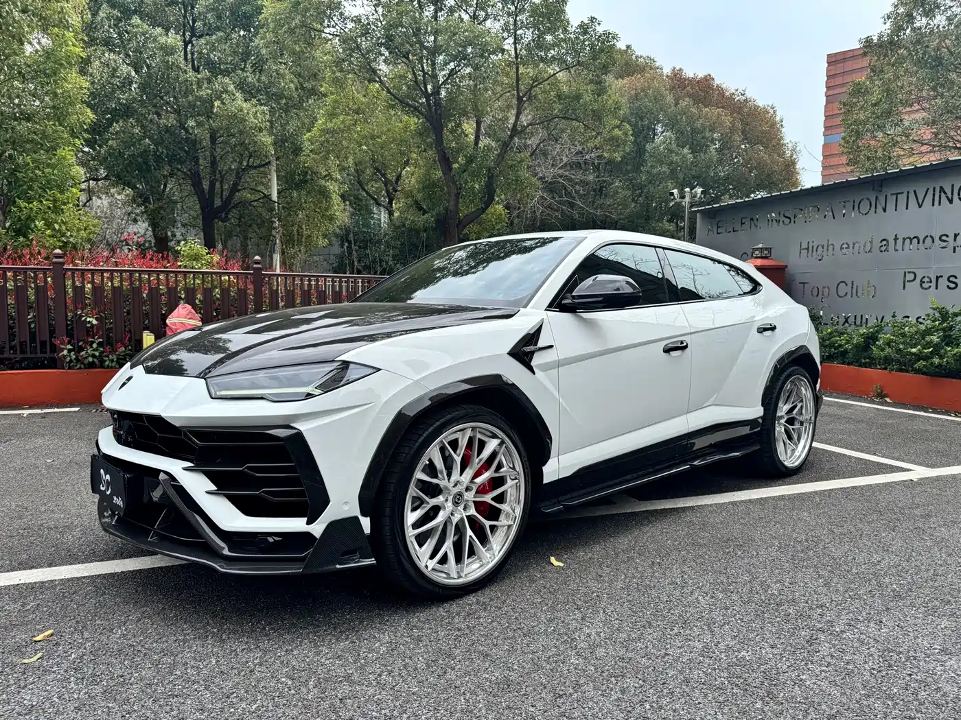 LAMBORGHINI URUS
