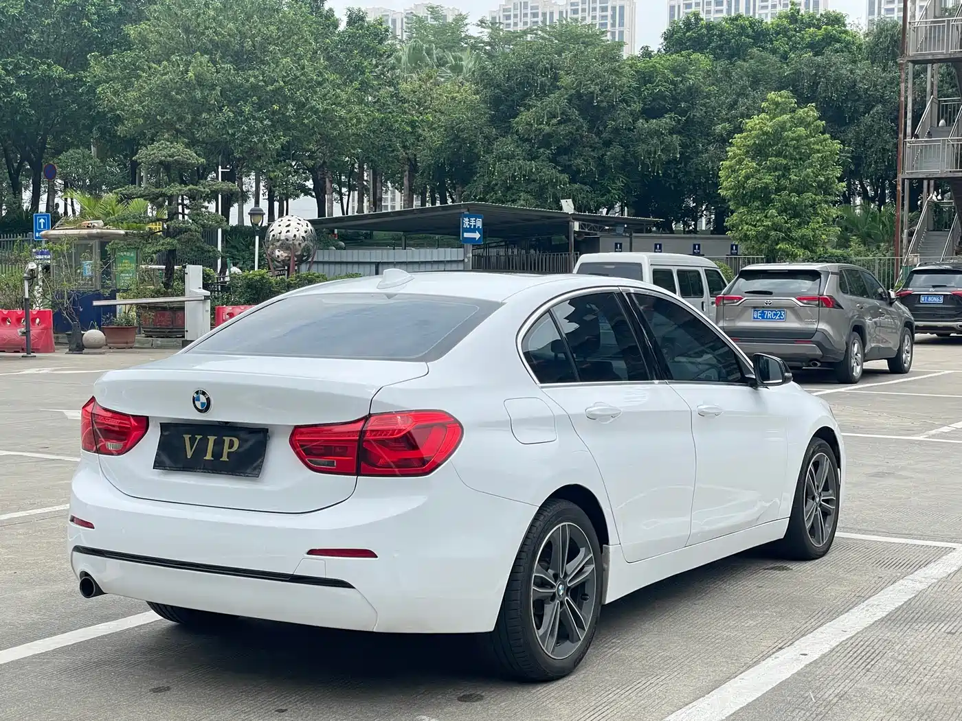 BMW 1 Series 2018 118i Sport Edition фото 36