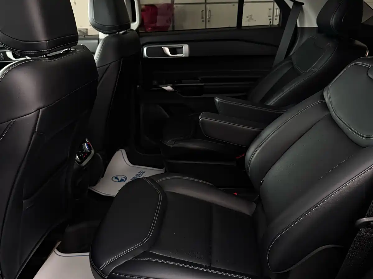 Photo 14 - Ford Explorer