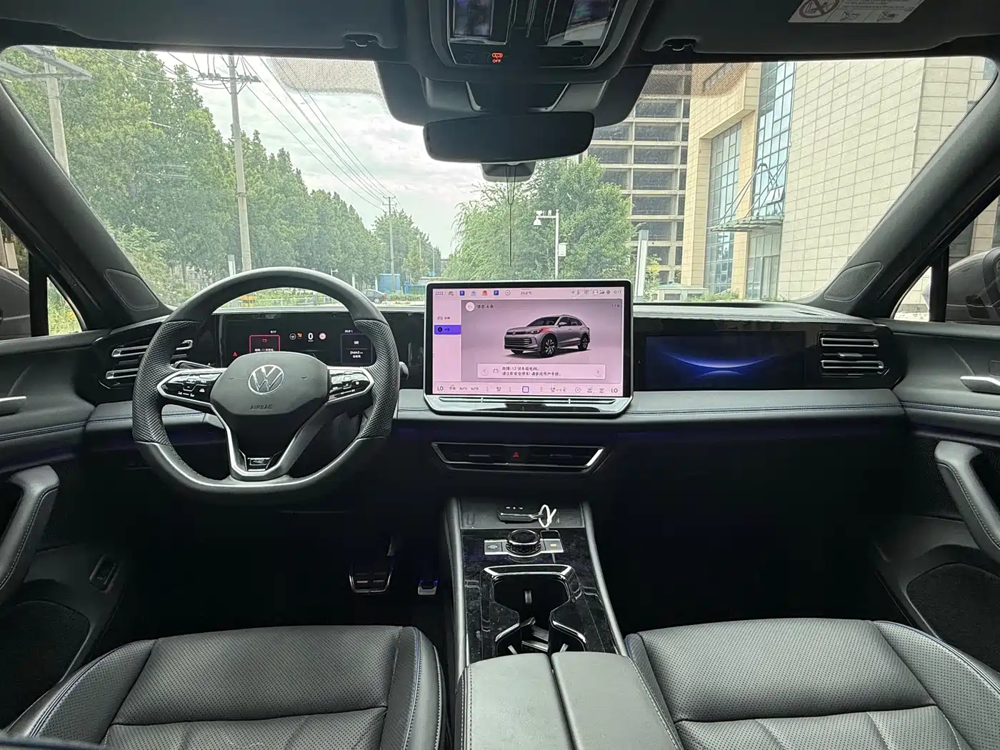 Photo 11 - Volkswagen Tiguan L