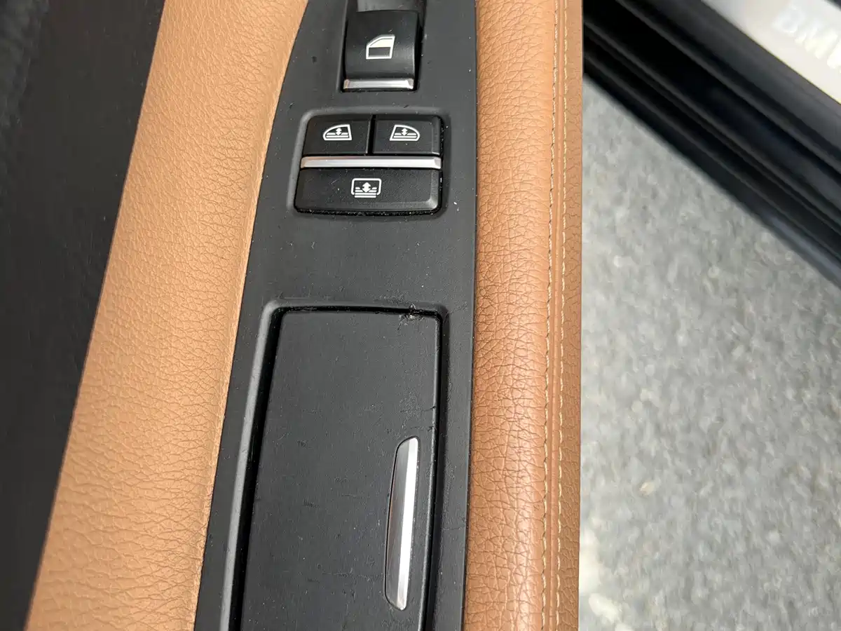 BMW 7 Series 2009 730Li Leading фото 14