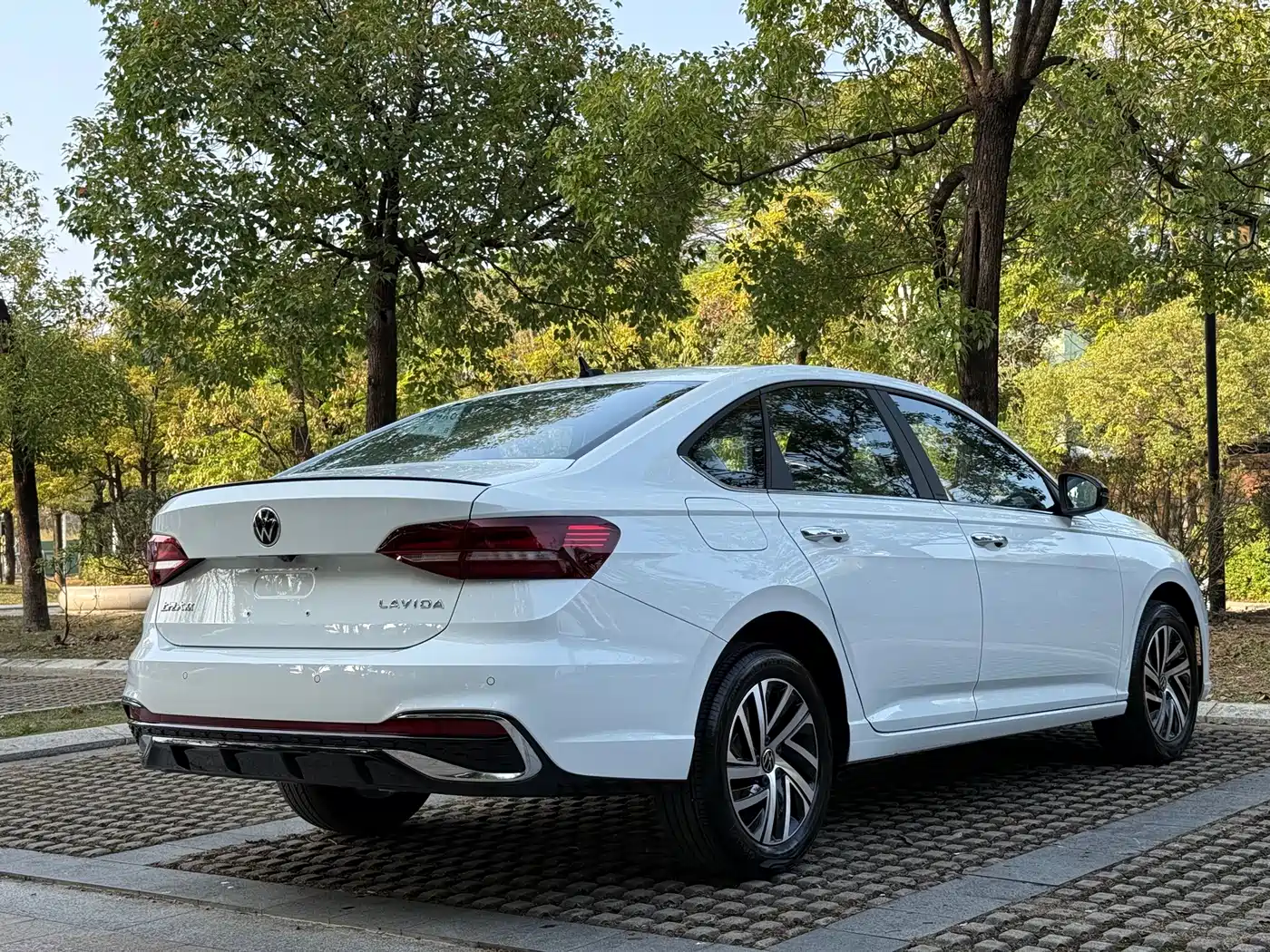 Volkswagen Lavida 2024 Model 300TSI DSG Starlight Leading Edition фото 8