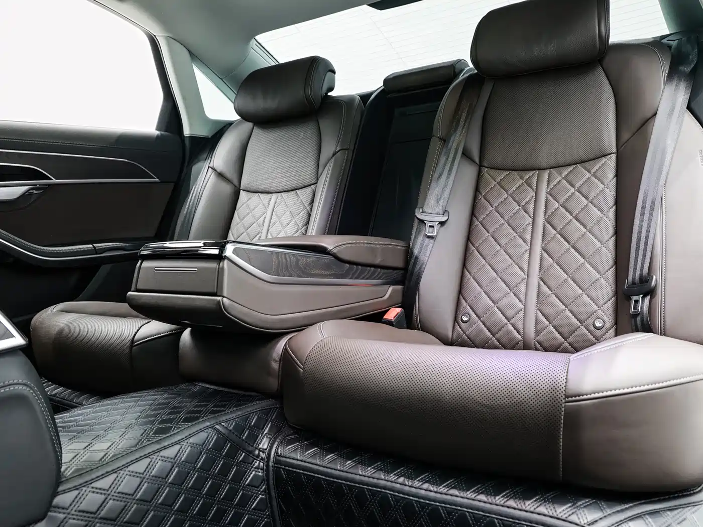 Audi A8 2023 A8L 50 TFSI quattro Exclusive фото 12