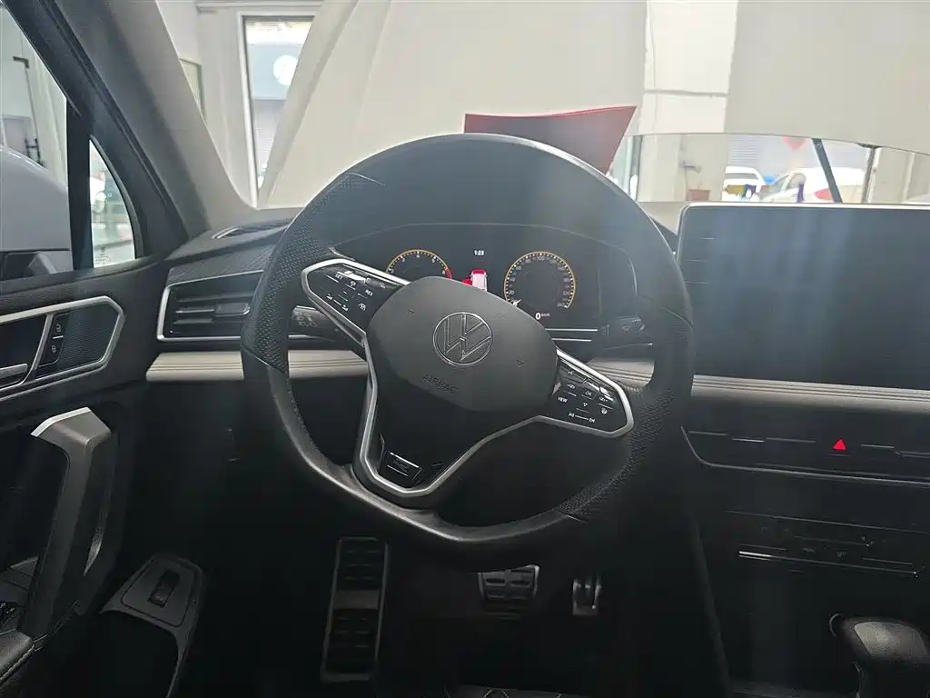 Volkswagen Tiguan L 2023 330TSI Auto 2WD R-Line Premium Edition фото 7