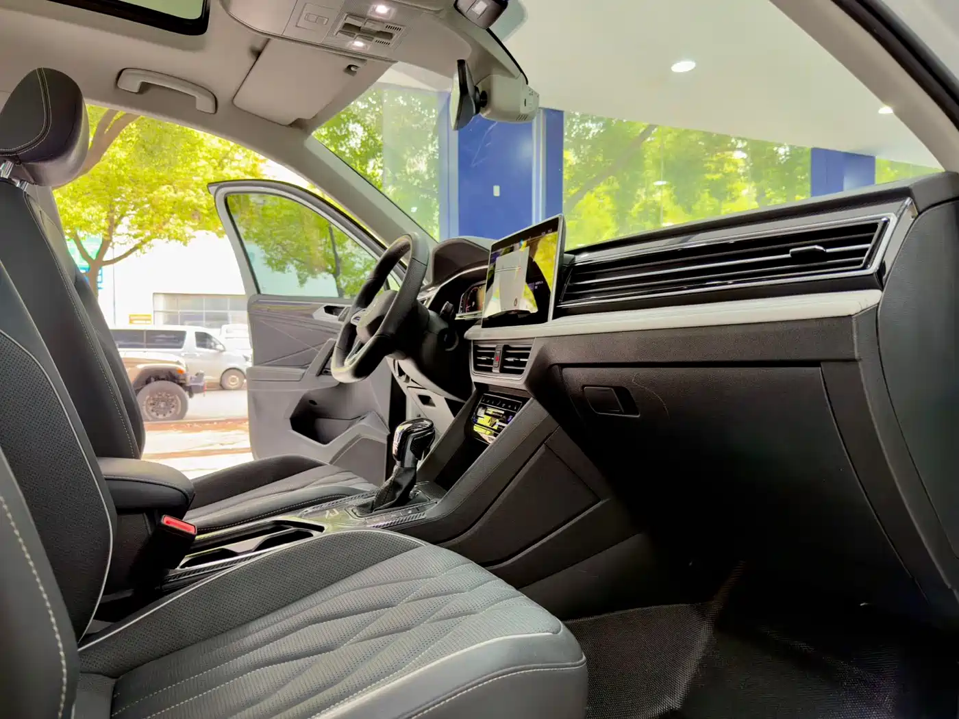 Volkswagen Tiguan L 2022 330TSI Auto 2WD R-Line Premium Edition фото 12