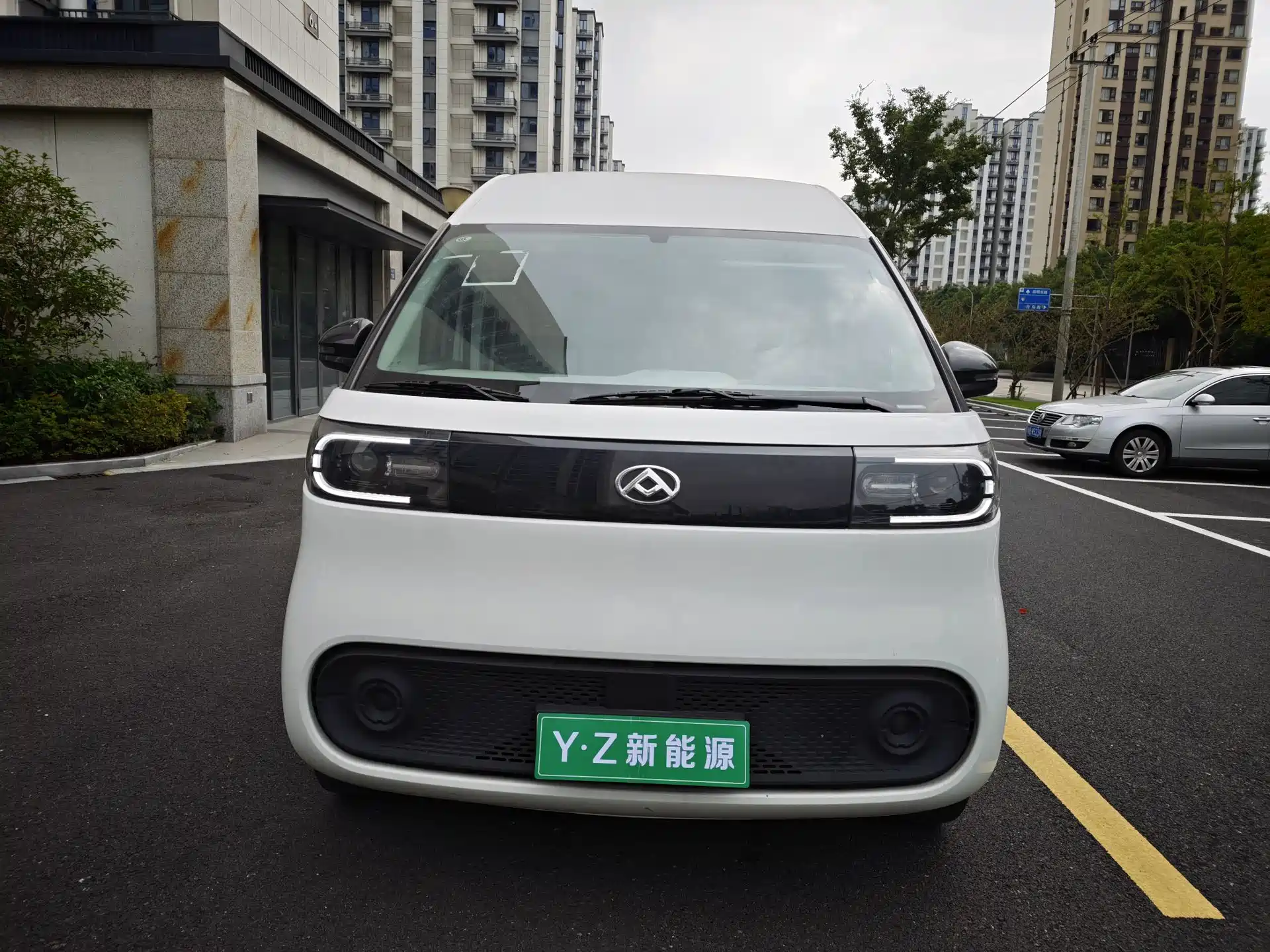 Photo 2 - Maxus Dana V1