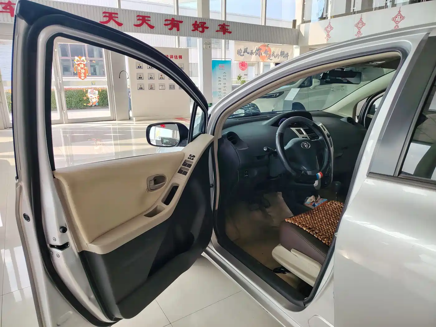 Toyota Yaris 2011 1.6E Auto Charm Edition фото 4