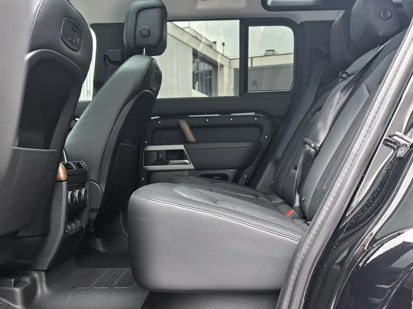 Land Rover Defender 2022 110 P400 X-DYNAMIC HSE фото 12
