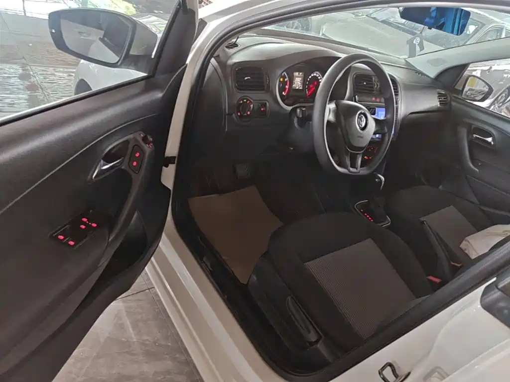 Volkswagen Polo 2016 1.4L Automatic Trend фото 16