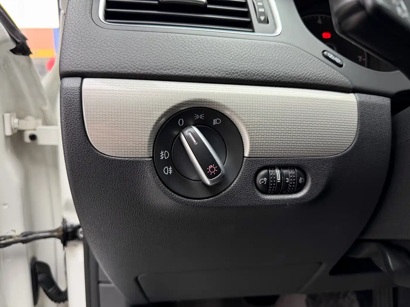 Volkswagen Sagitar 2012 1.6L Automatic Comfort Type фото 5