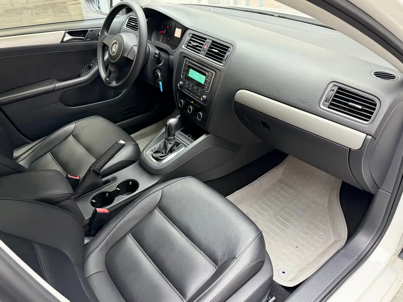 Volkswagen Sagitar 2012 1.6L Automatic Comfort Type фото 15