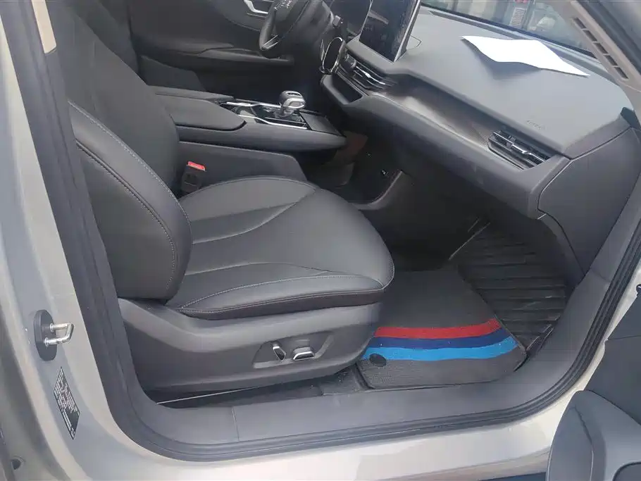 Hongqi E-QM5 2022 431km Charging Enjoyment Edition фото 8