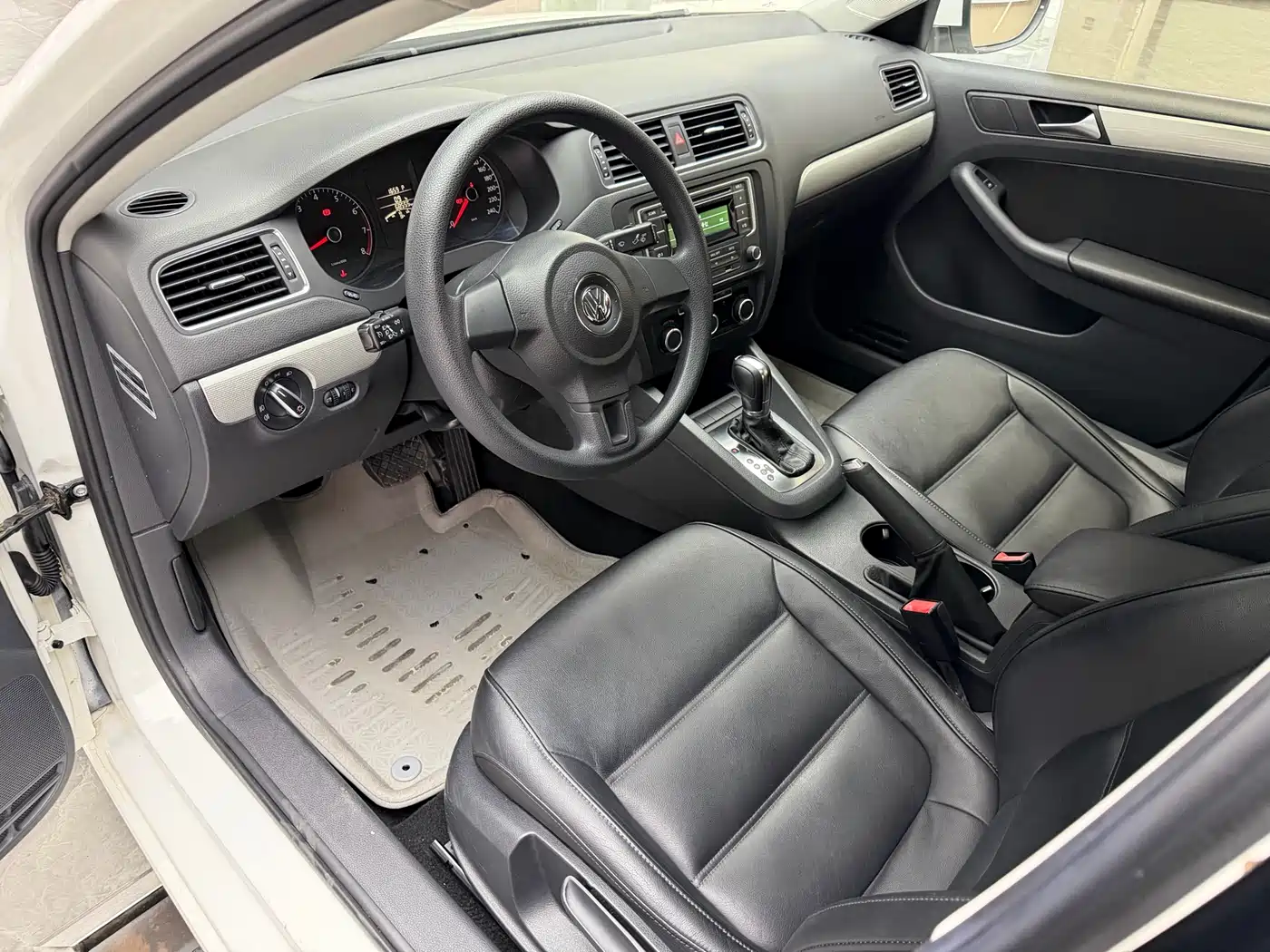 Volkswagen Sagitar 2012 1.6L Automatic Comfort Type фото 7