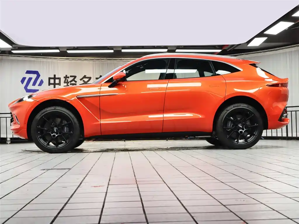 ASTON MARTIN DBX