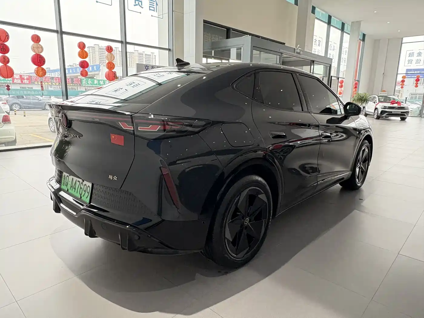 VOLKSWAGEN WITH THE CROWD 06