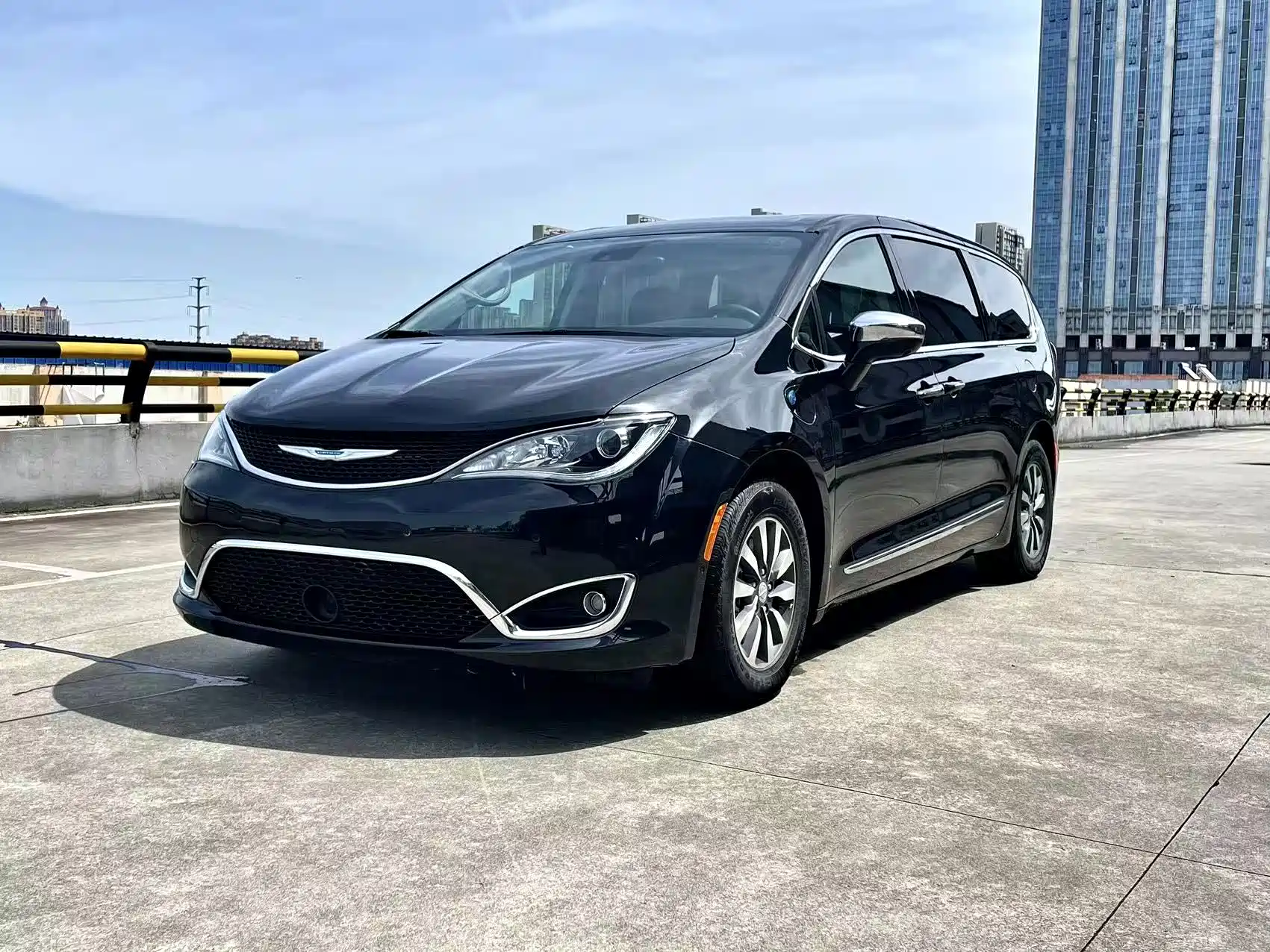 Фото 1 - Chrysler Pacifica PHEV