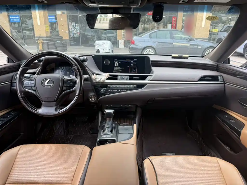 Фото 14 - Lexus ES