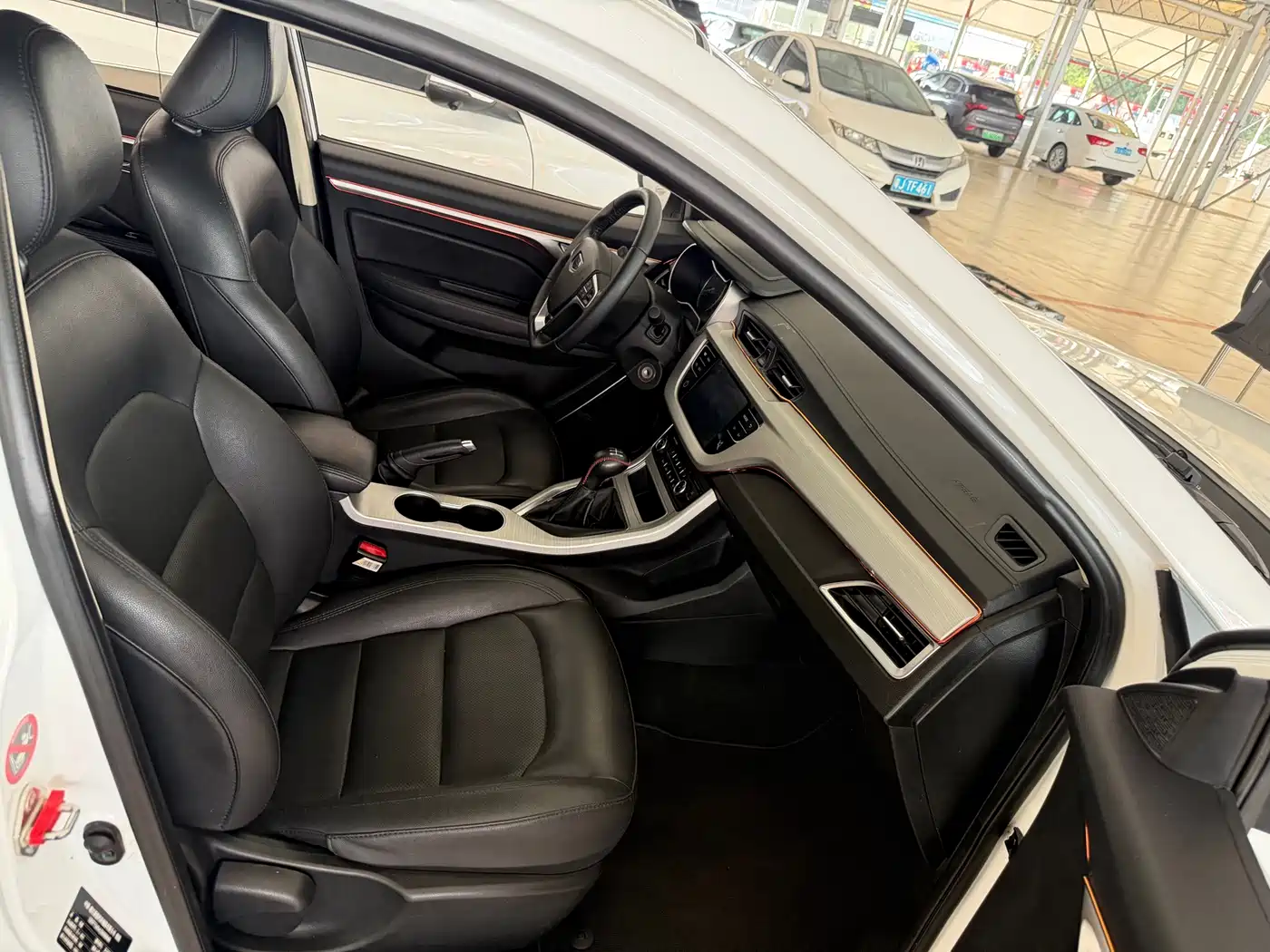 Фото 14 - Geely Vision