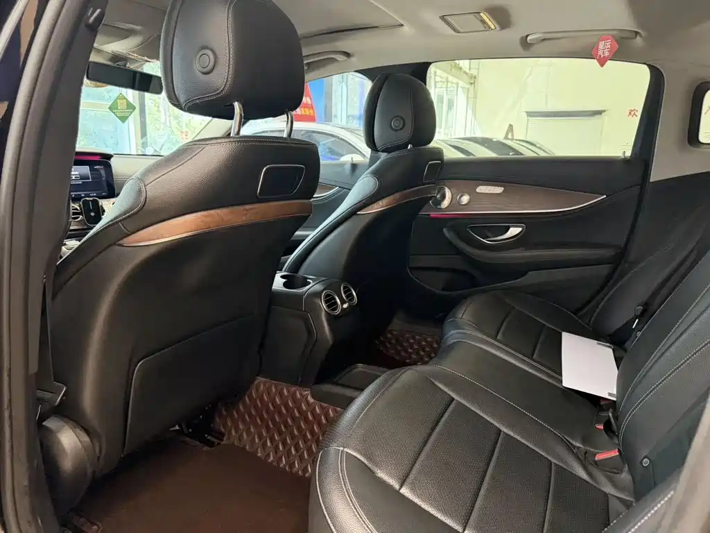 Фото 5 - Mercedes-Benz E-Class