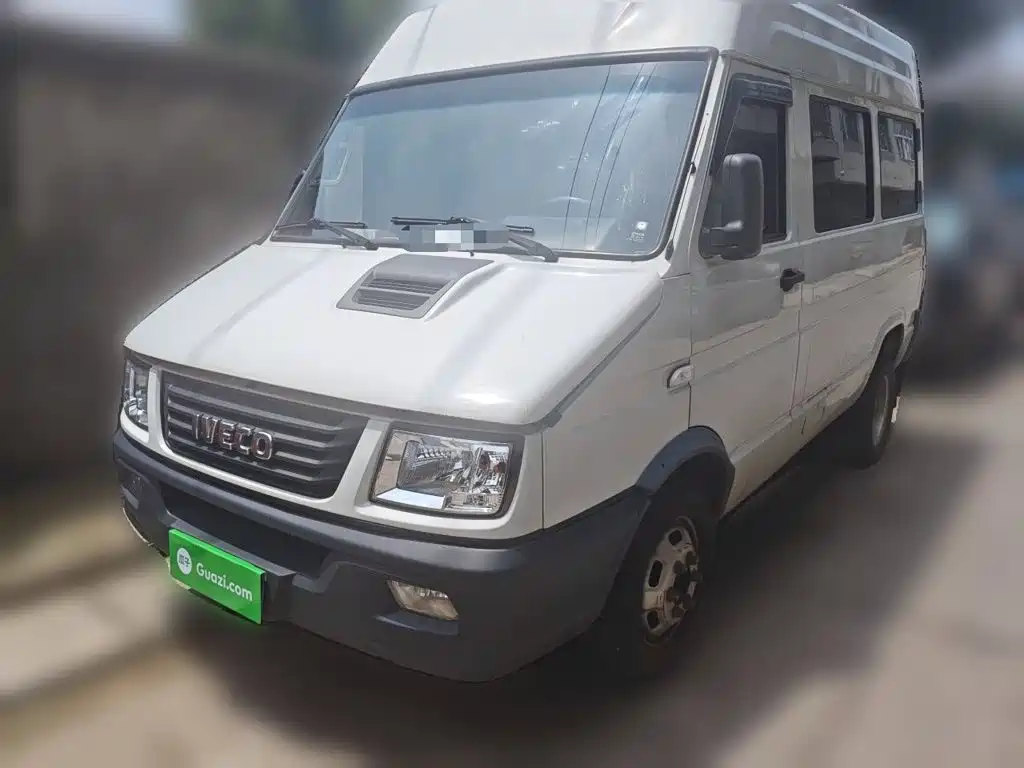 Iveco Daily 2021 2021 Model 2.5T A35 M1 Passenger Vehicle 5-9 Seats Short Wheelbase Medium Roof Dual Tires Sliding Door