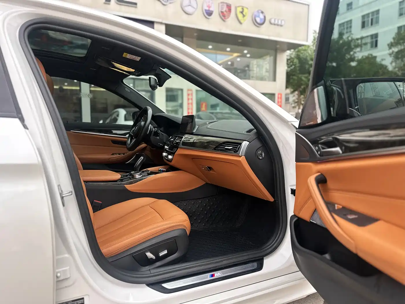 BMW 5 Series 2019 530Li Leading M Sport Package фото 10