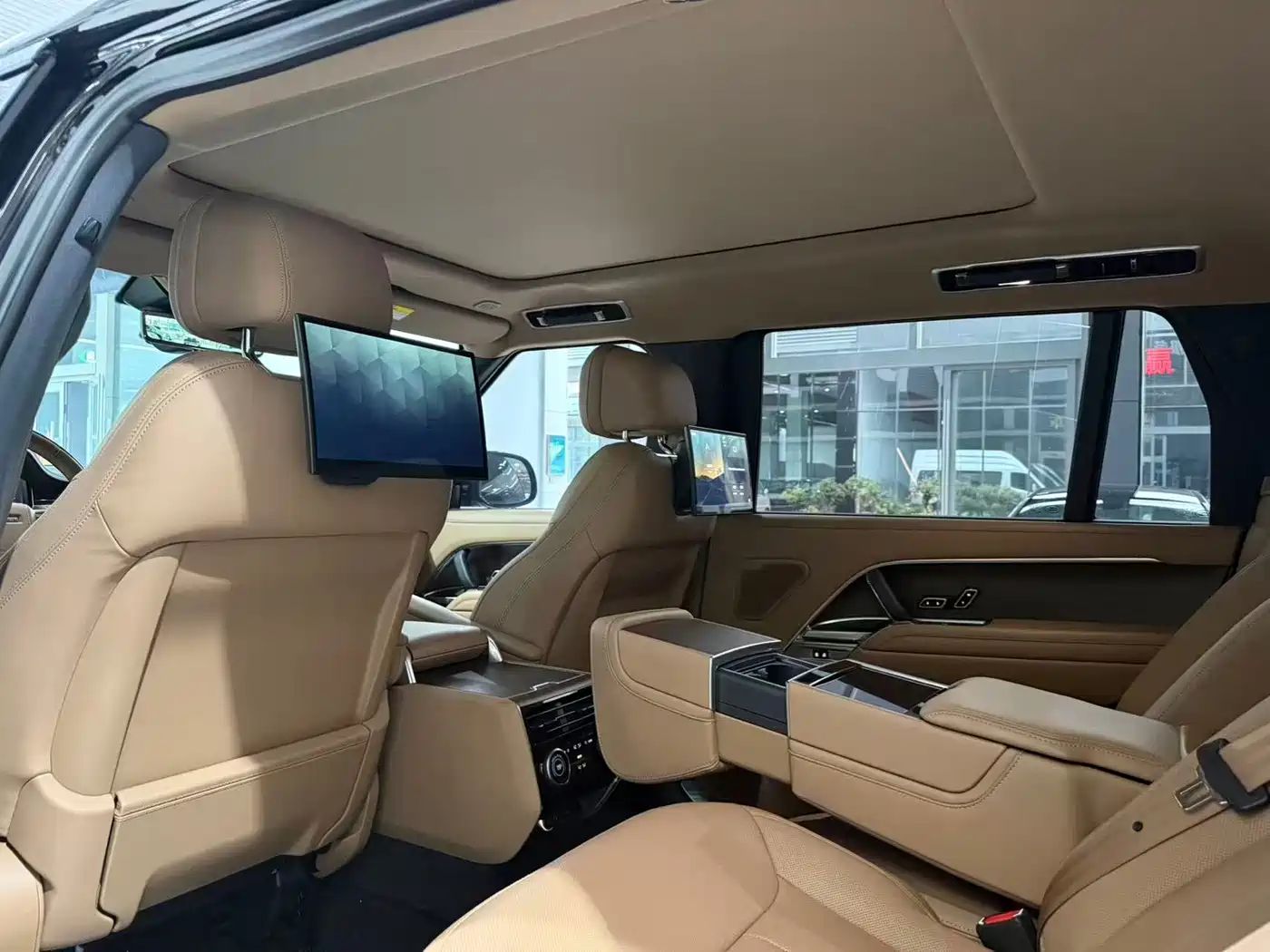 Photo 18 - Land Rover Range Rover