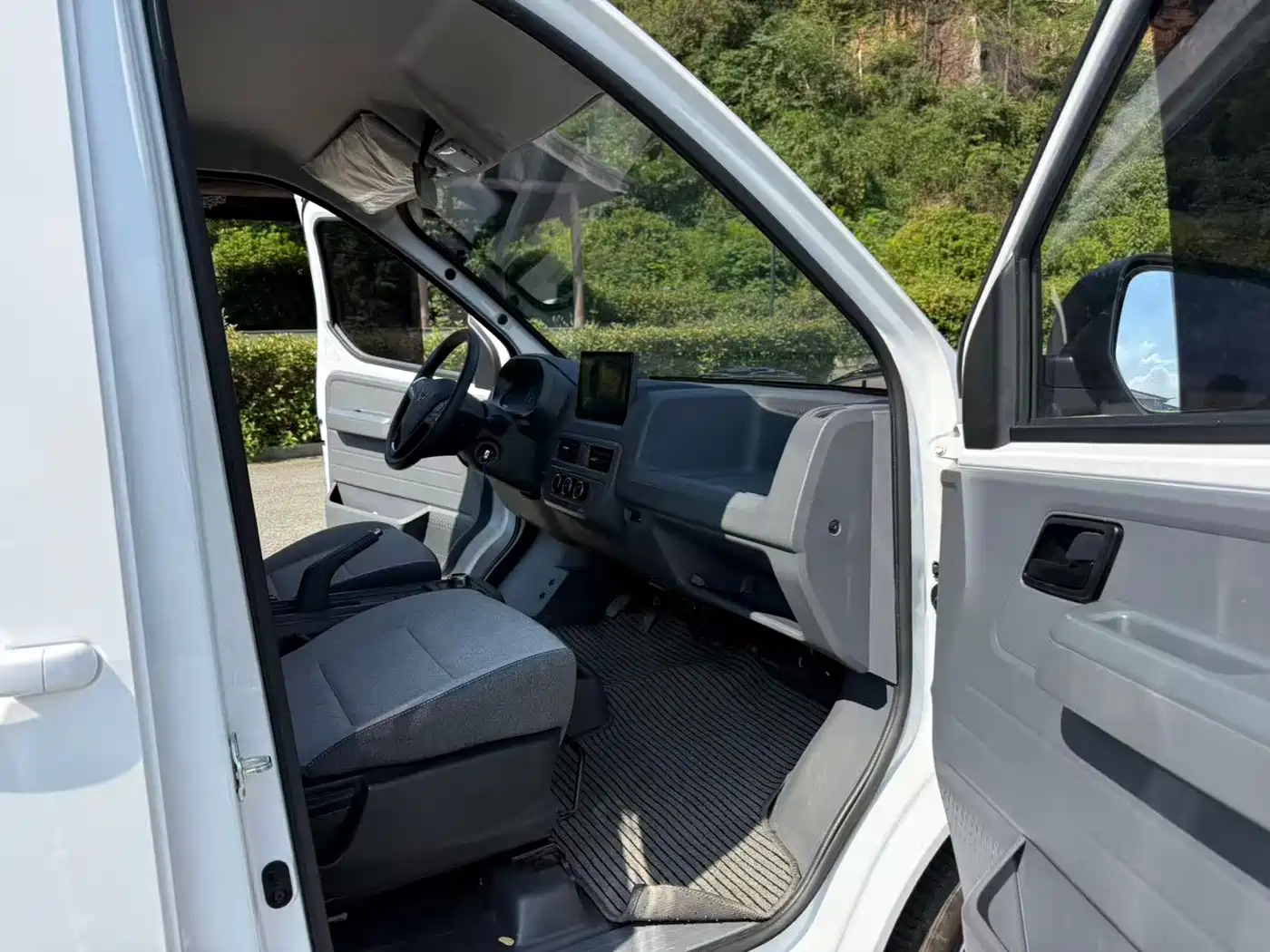 Wuling Motors Wuling Yangguang 2026 2026 Model 330km Passenger Van Comfort Version