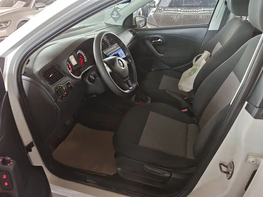 Volkswagen Polo 2016 1.4L Automatic Trend фото 15