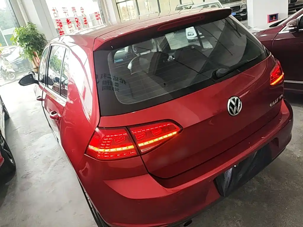 Photo 5 - Volkswagen Golf