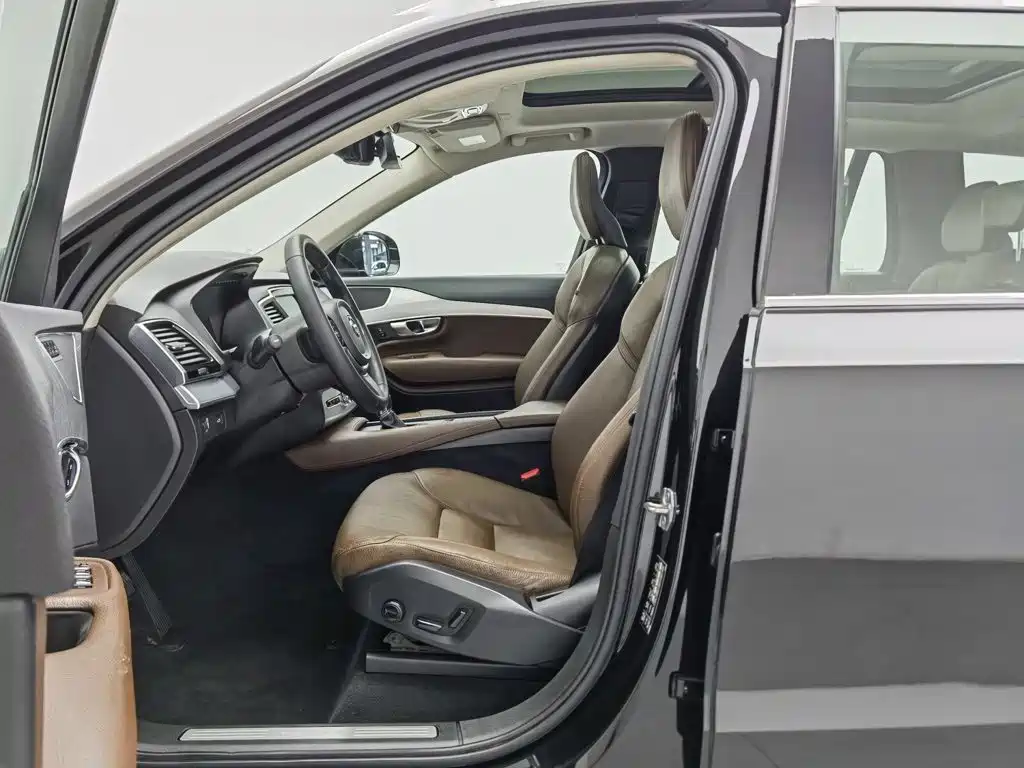 Photo 10 - Volvo XC90