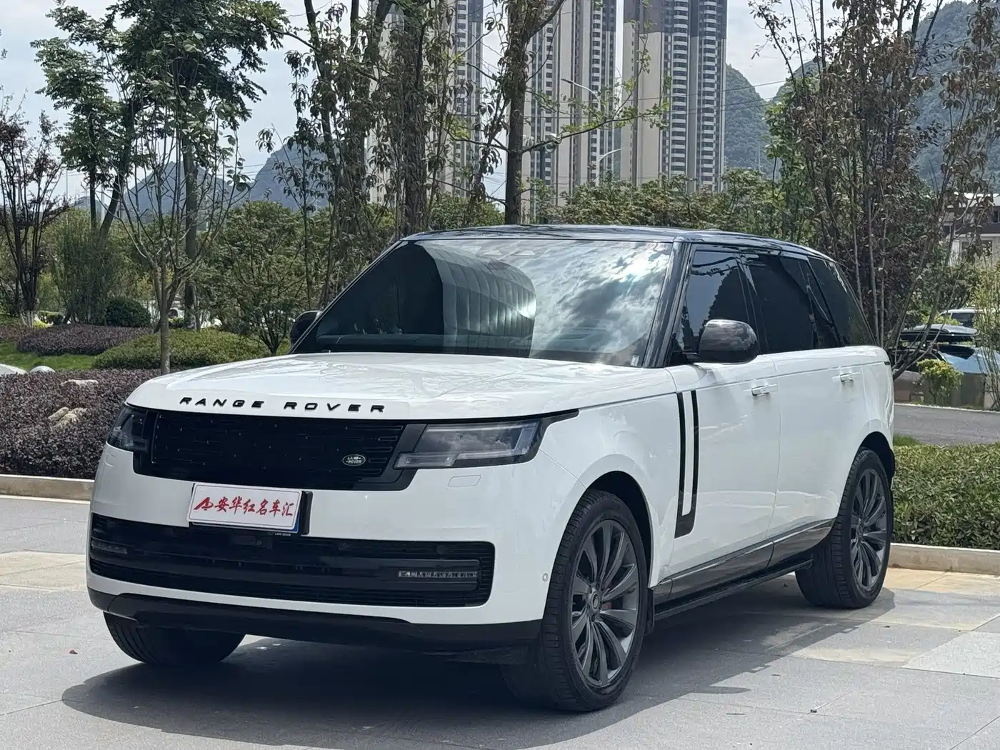 Photo 1 - Land Rover Range Rover