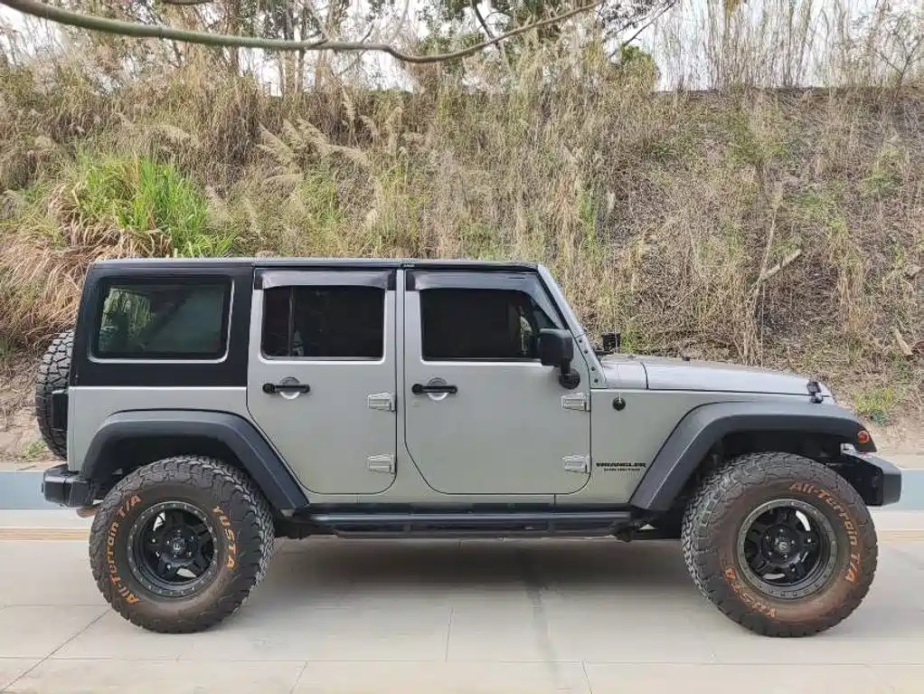 Photo 10 - Jeep Wrangler